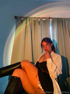 Me qued sola en la oficina te gustar a ver c mo me distraigo