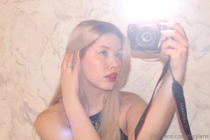 If i could be a painting i would definitely choose monna lisa i want