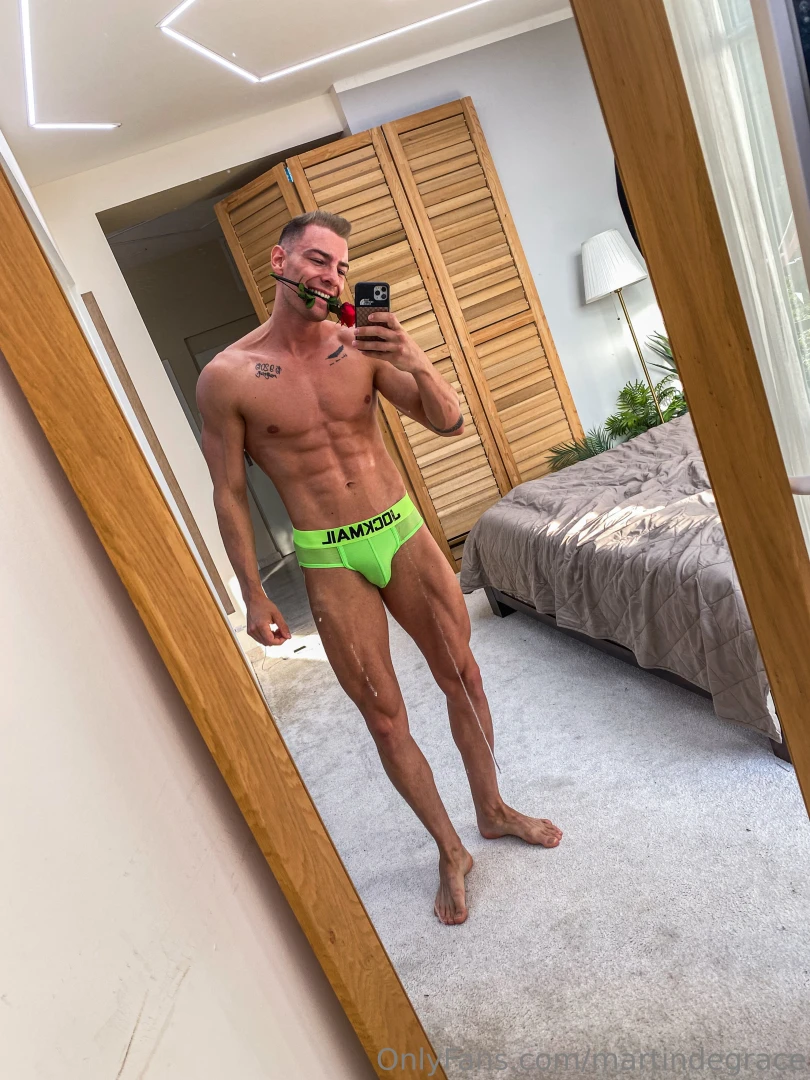 This red nbsp rose is waiting on the bed as valentine s day approaches 