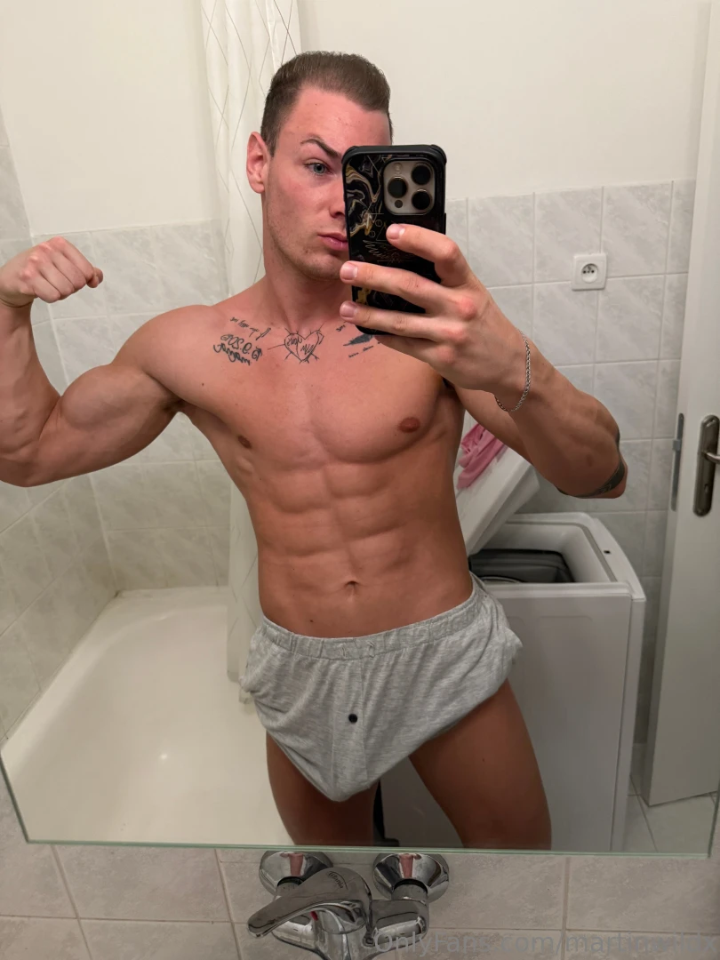 Flex in mirror after fun and little tessing 