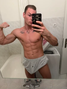 Flex in mirror after fun and little tessing