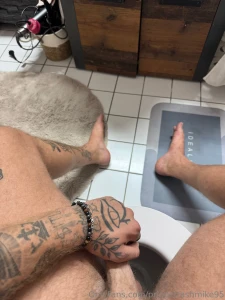 Knie dich vor mir nieder