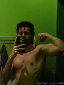 Just got back from the gym sweaty and musky wanna take a sniff so