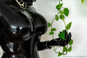 Salut tous mon tout premier post sur onlyfans j ai h te de pouvoir cr part 9