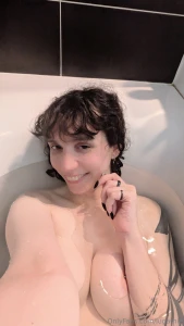 A pourrait tre sympa un petit shooting dans la baignoire non