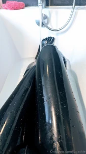 Fin de tournage latex je chill dans le bain j aurais bien besoin de