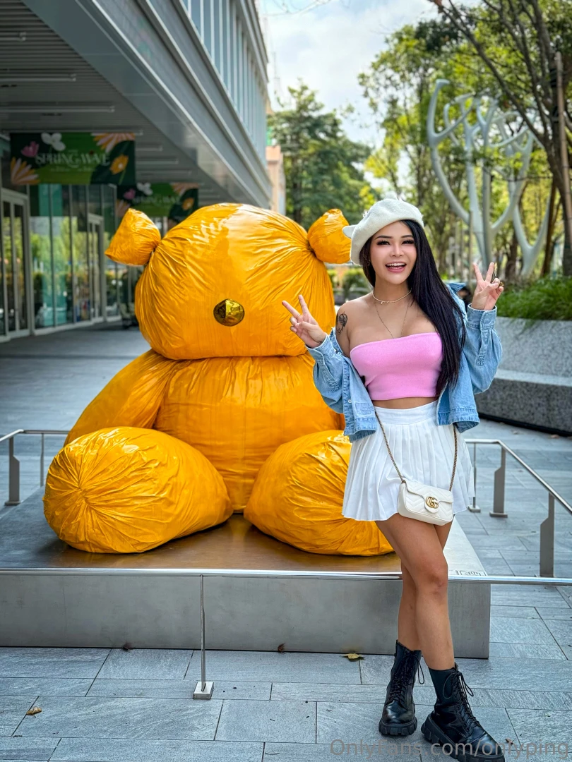 Gurrrl a big bear behind youuu 