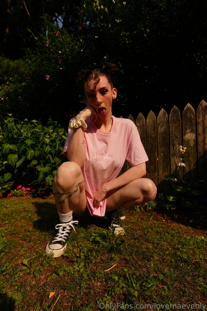 Cute brat alert i like the sunnn and flowers are my favorite lt 3 