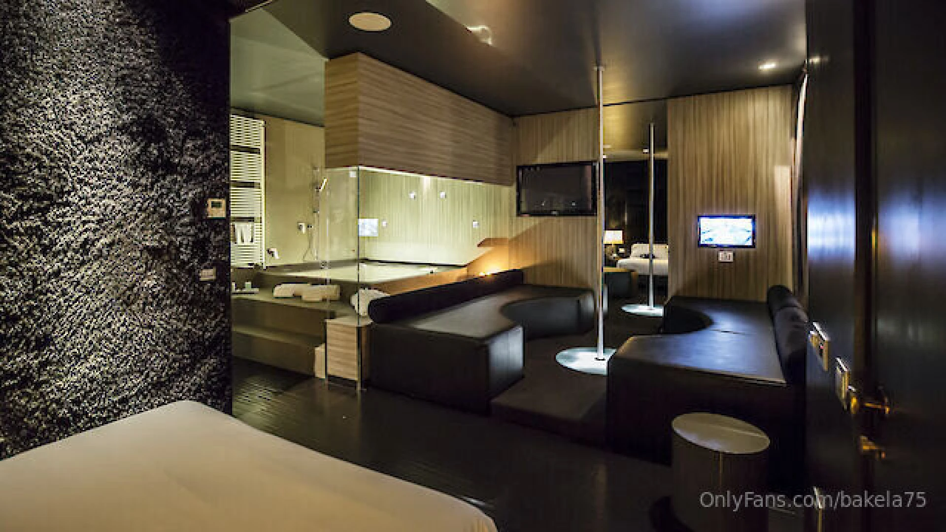 Trama dopo una lap dance la ballerina mi concede un sex show privato 