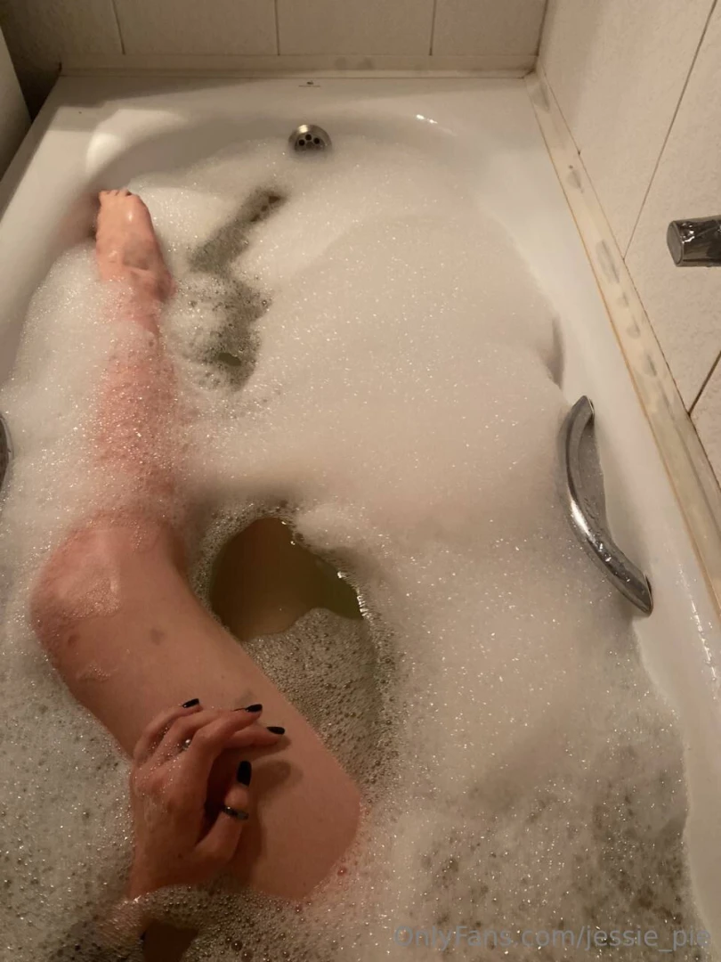 Hot vanya relaxes and lets you take all the lightness of this pleasure 
