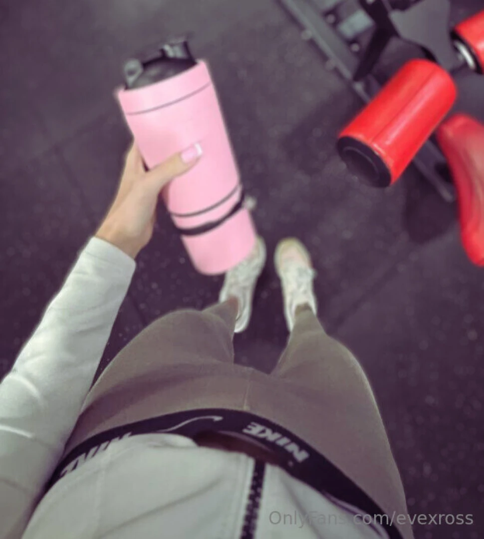 Hiii my crew evening recharge with smoothie so yummy what s your night 