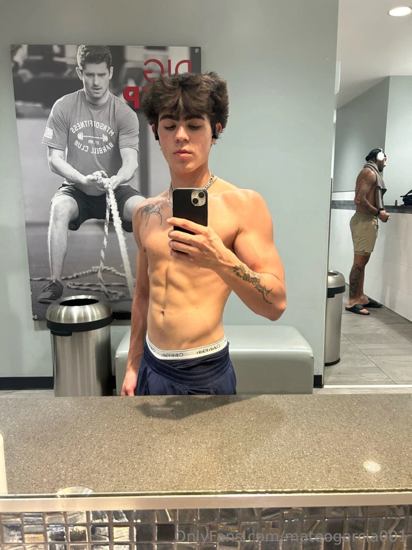 The way you re looking at me makes me wanna pin you down and take my 