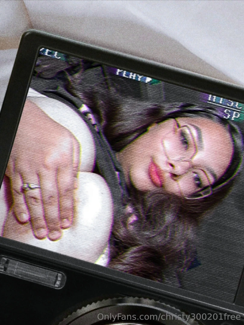 Unlock to move my hands or subscribe to my vip to see more naughtier 