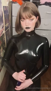 Come shine my latex catsuit with me