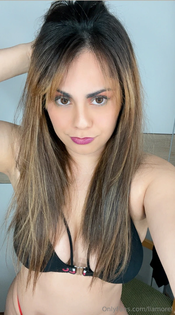 A moment of play with my beautiful and natural tits you want to see my 