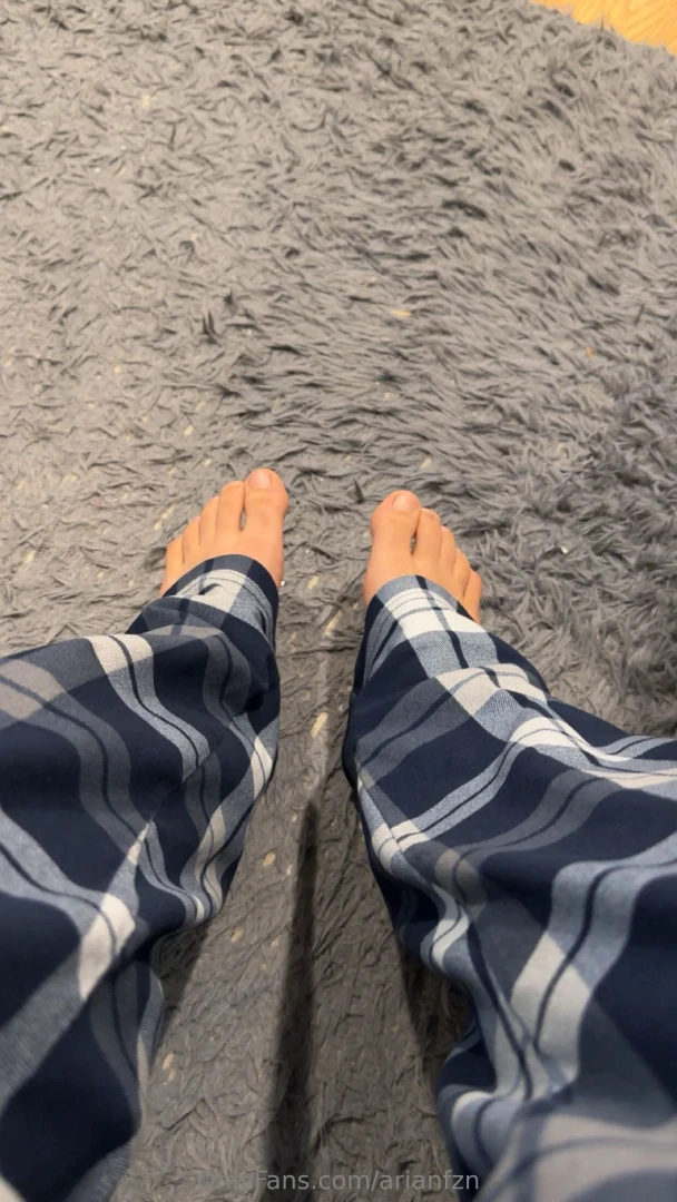 Lil sneak peak who wants some feet content 