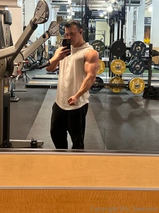 What kind of photos or videos should i share