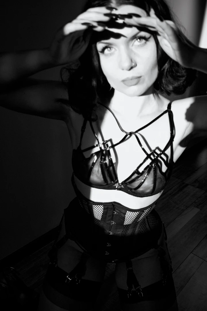 To post these photos on instagram or not to post them i m already in a part 5 