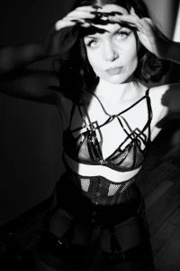 To post these photos on instagram or not to post them i m already in a part 5