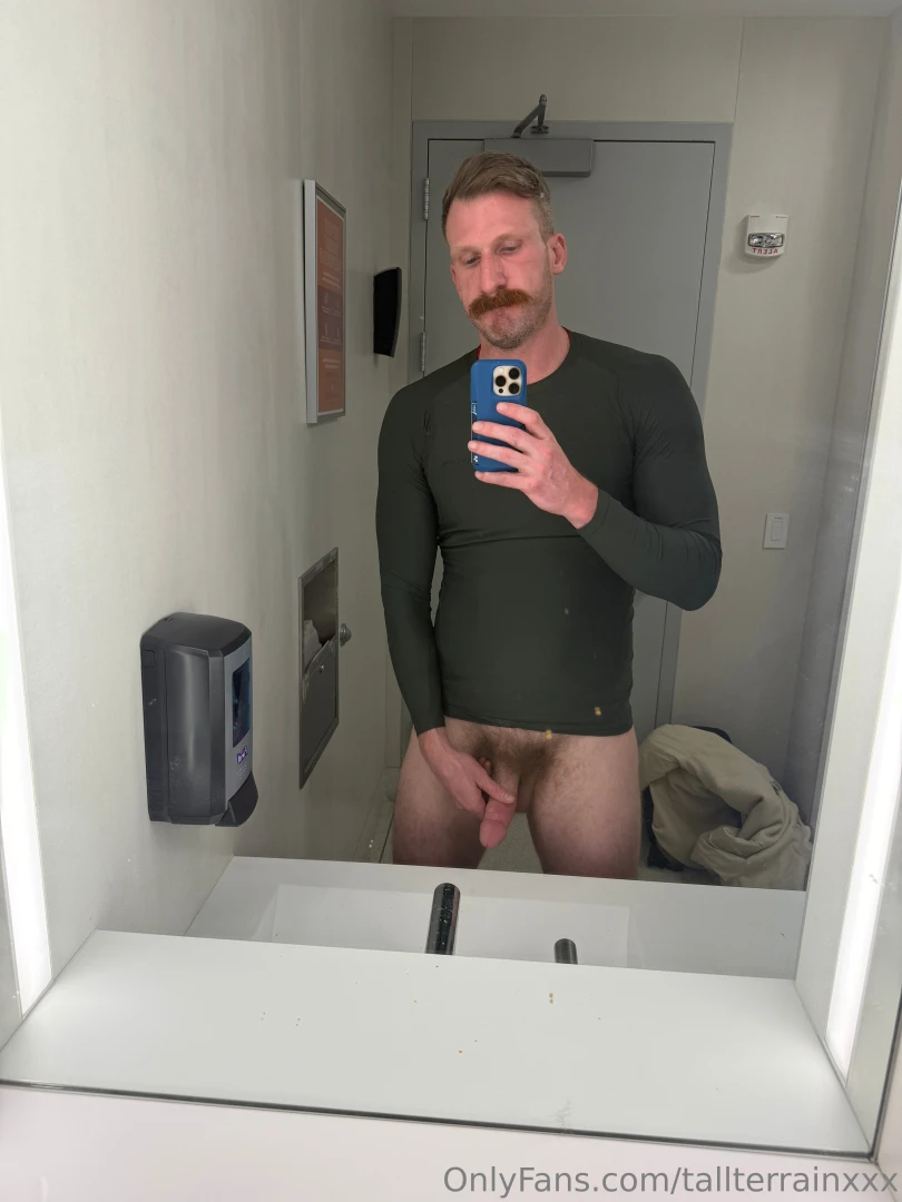 Everywhere i go the mirrors are dirty it s some sort of curse i guess 