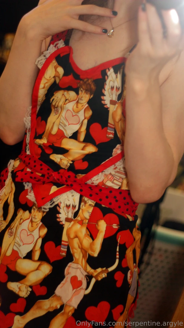 Made myself a fun apron with some pinup fabric i found some while back part 1 