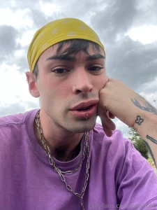 Is that how i look at you so you can kiss me would you give it to me