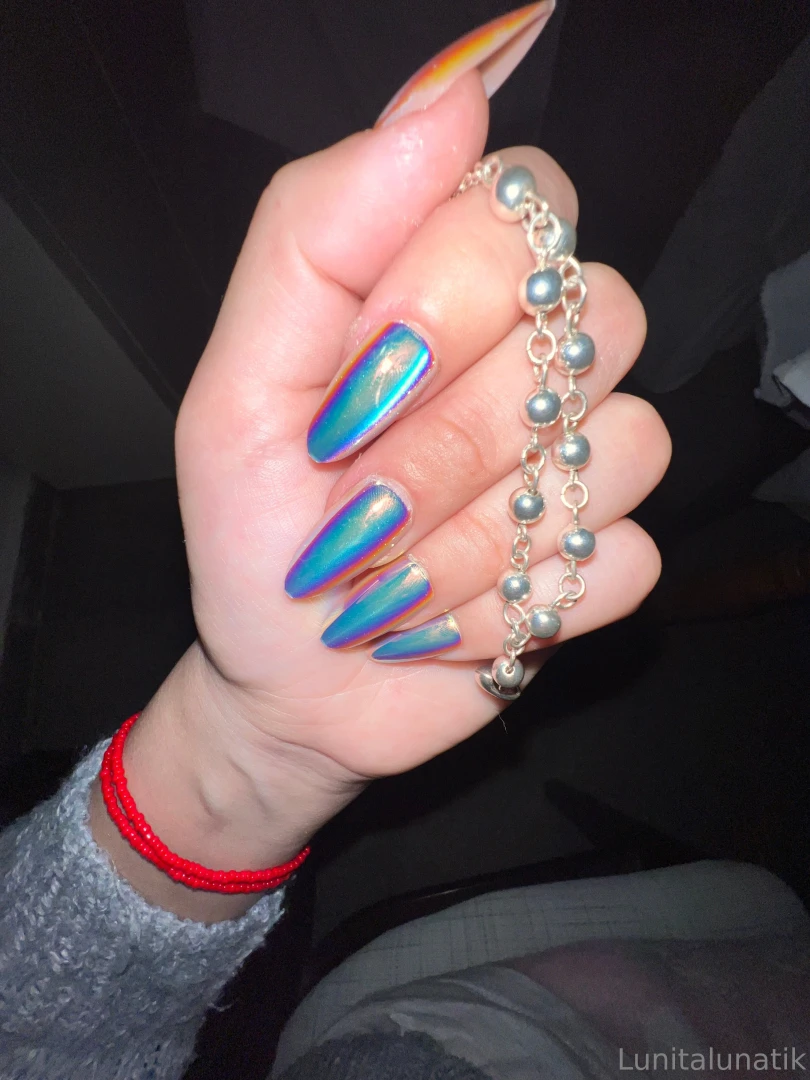 Be a good submissive and pay my nails 