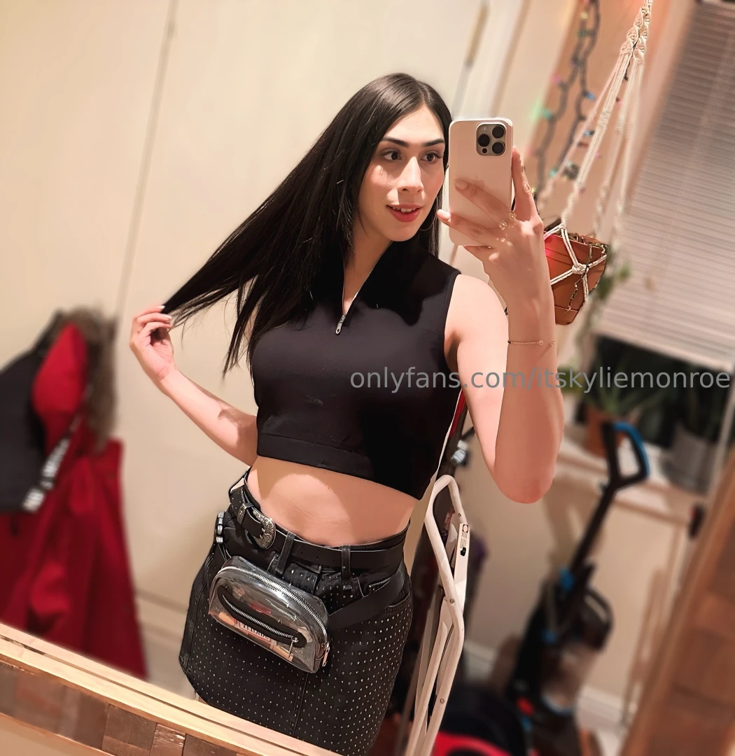 Guess what s under my skirt or just keep dreaming 