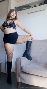 A goddess deserves worship from my feet to my gaze