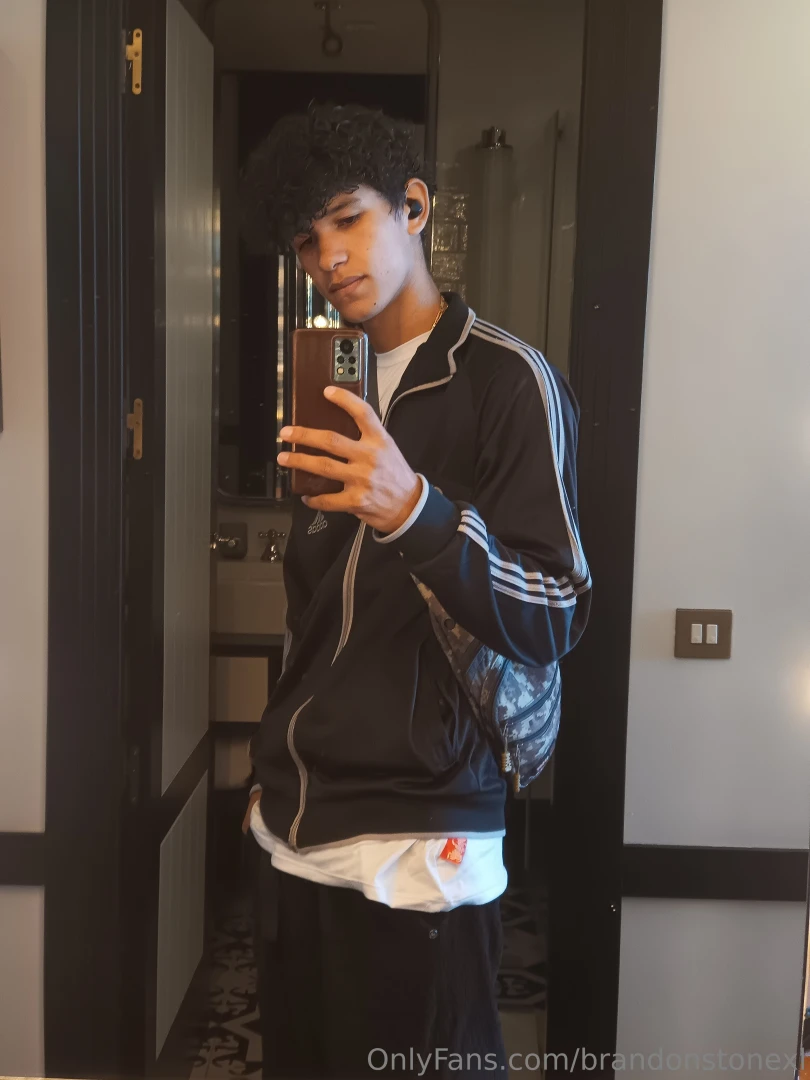 I heard mirror selfies are popular for hot guy i don t know if i m hot 