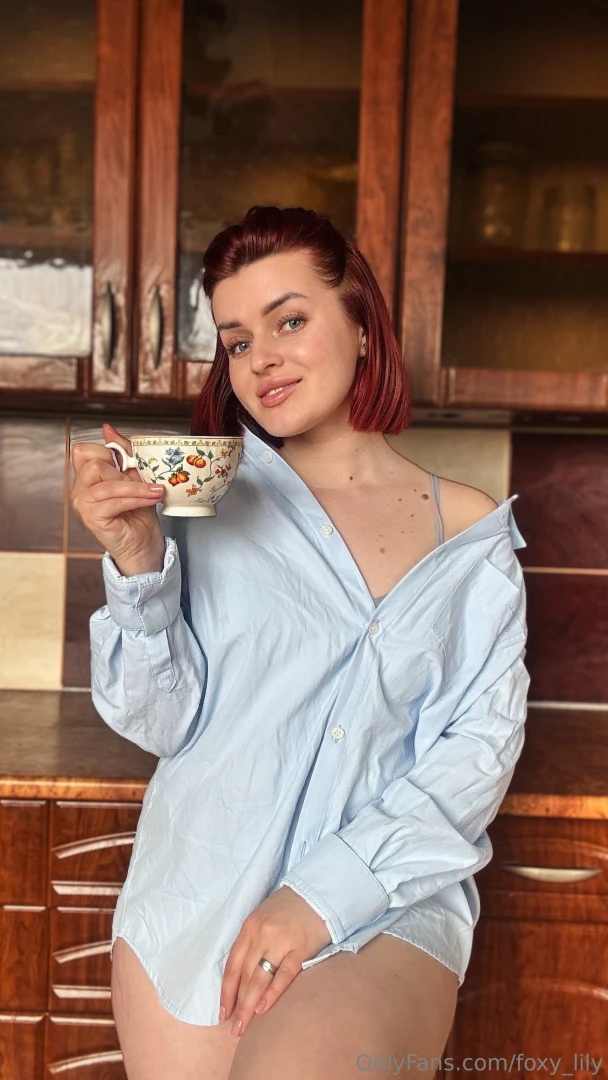 A cup of tea and some honey all you need for a morning mood 