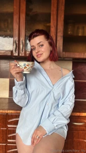 A cup of tea and some honey all you need for a morning mood