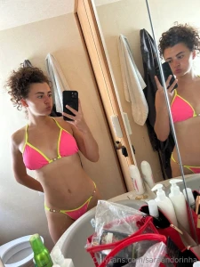 Secondo voi sono carina scrivimelo in privato