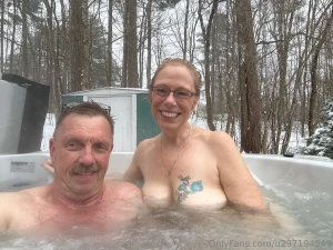 A winter afternoon dip with lisa in the tub