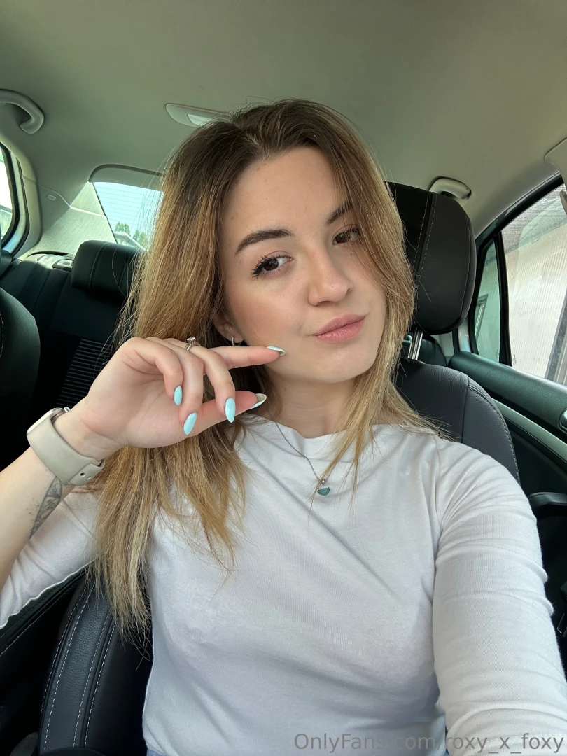 Mia_willoww she teases with her gaze she is waiting for you to become 
