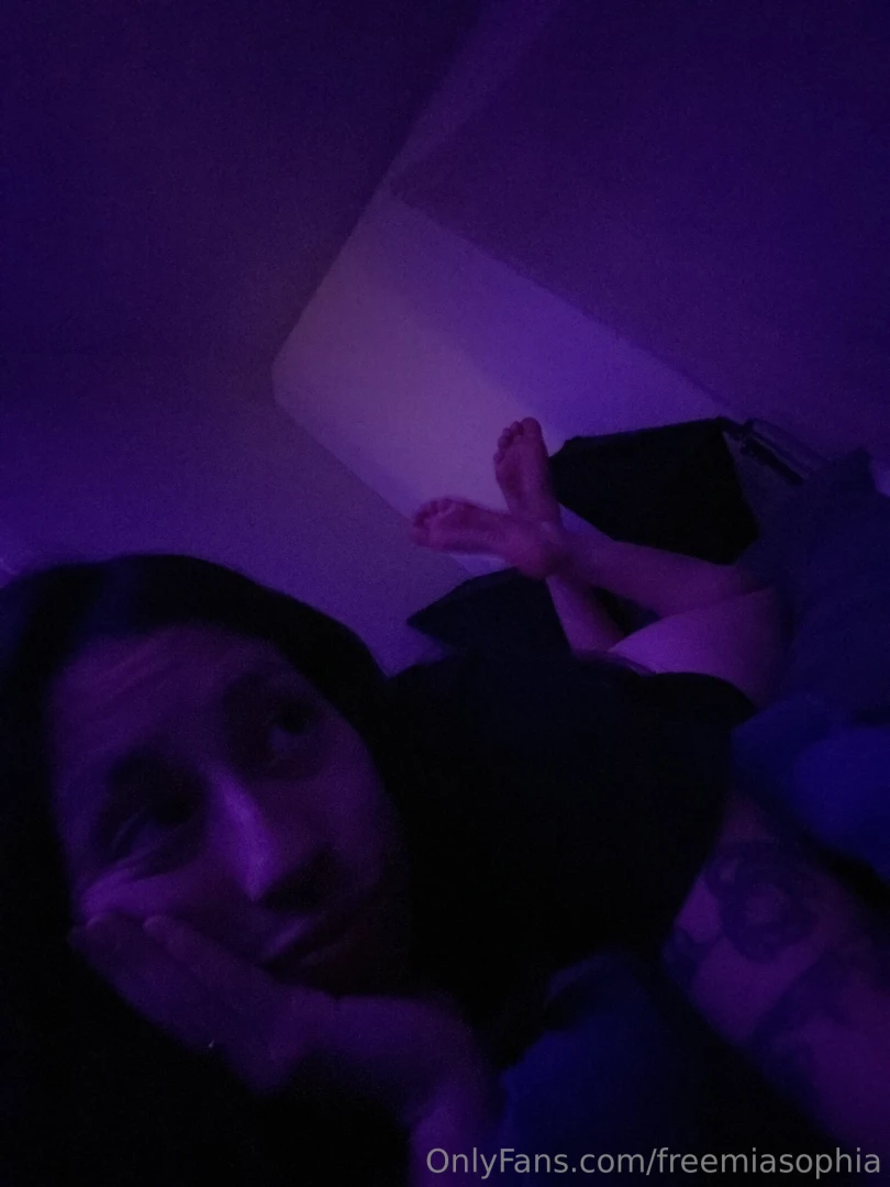 A whole lot of ass and feet i turn on the flash for the other ones so 