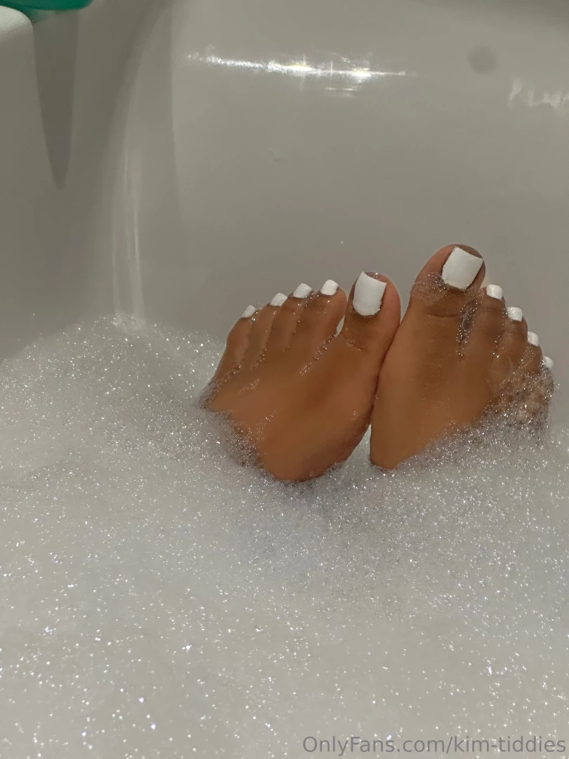 Are you a feet lover i just sent you something hot rn check messages 