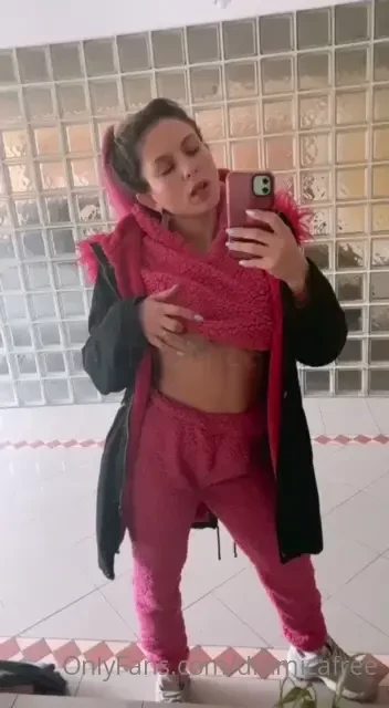 Me voy a pasar una tarde de osita comiendo pija y jugando videojuegos 