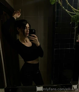 Do strict and tight clothes make a girl more attractive