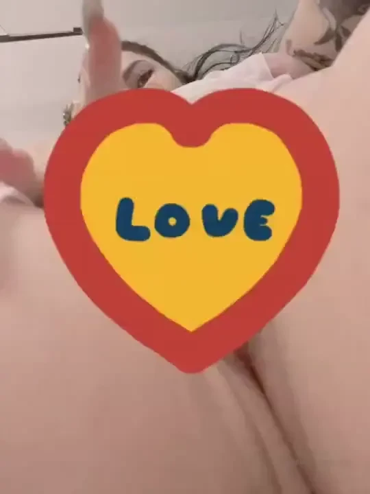 I finished with the pussy very wet and horny look how i wet it and 