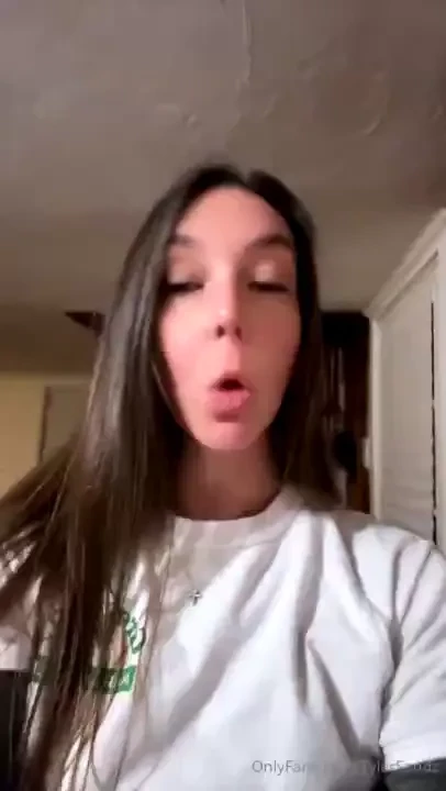 Happy ah monday i streaming on cb please join me 