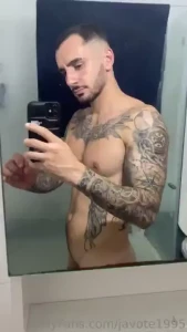 After the shower im very hot despu s de ba arme estoy re caliente