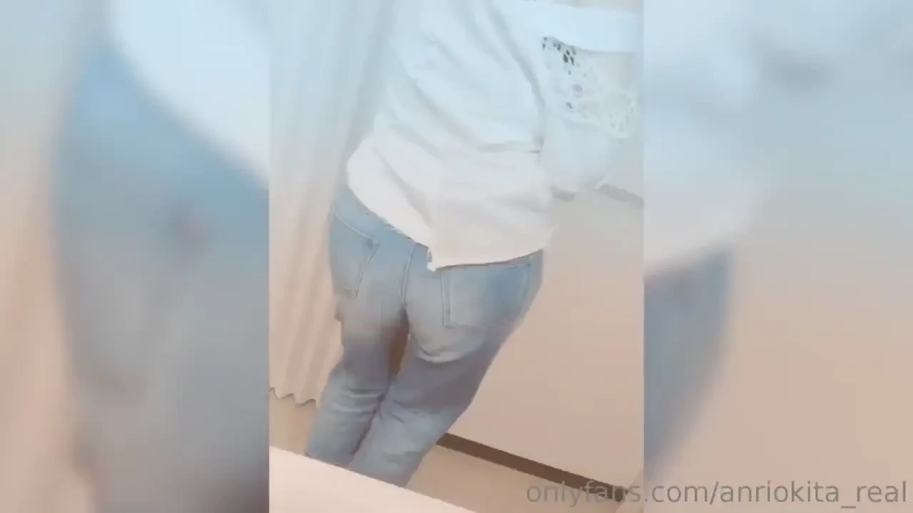 Video-i m home taking off my trousers feel releaf - 