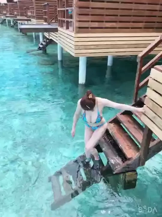 Video-i able to float in beautiful amazing ocean with two balloons lol 