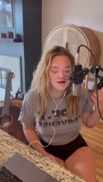 Bed head and no makeup but i liked singing this one 