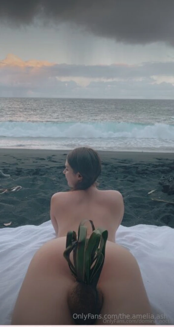 Wanna have fun with me by the beach 