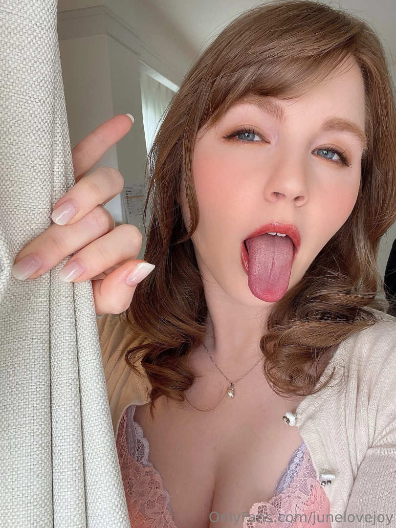 Feeling horny today who wants to chat with me 