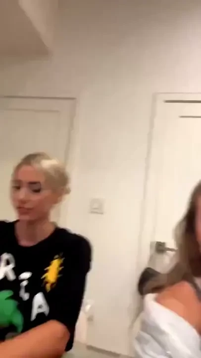 Summersoderstrom and i are getting sexy tonight - 8pm pst and we re 