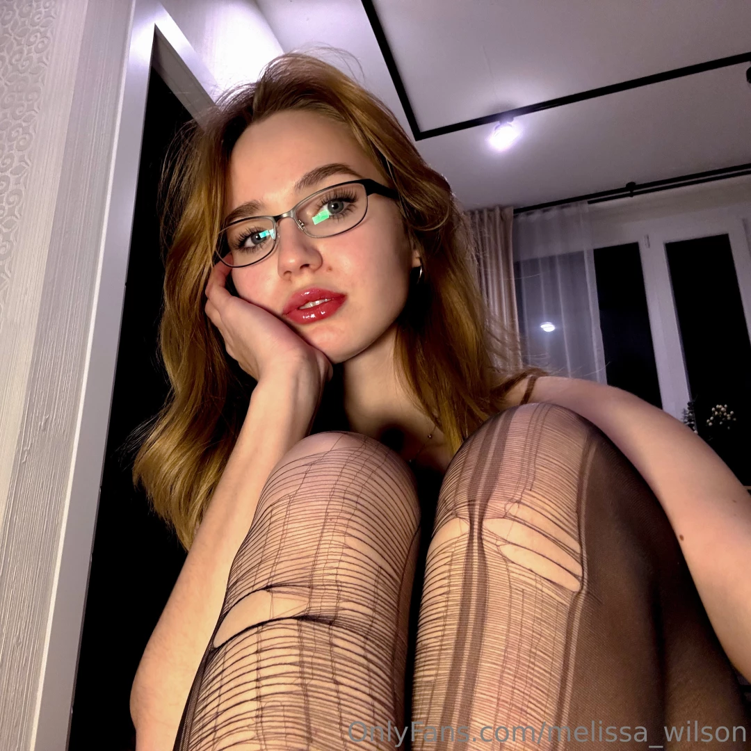 There s something undeniably striking about the combo of glasses and 