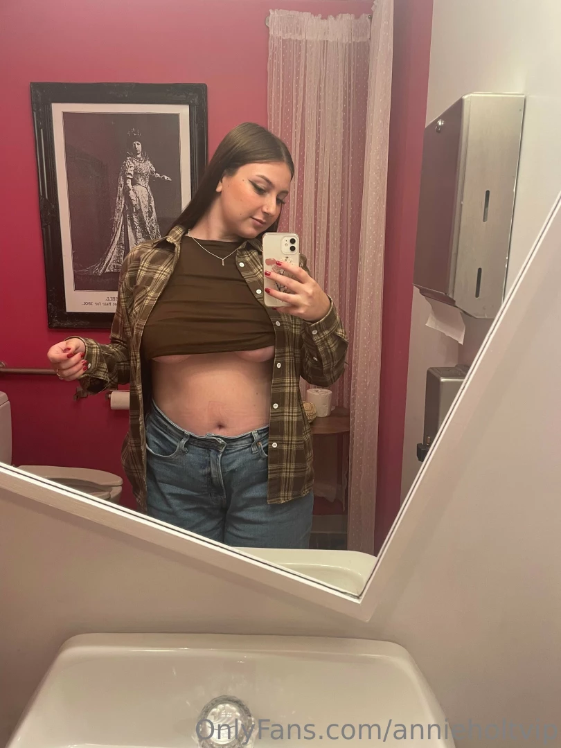 Sneaky bathroom pics 